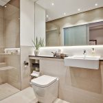 Hermoso baño interior de azulejos