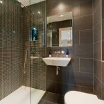 Lavabo blanco en el interior de un baño oscuro