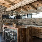 Cocina de piedra y madera.