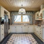 Azulejos en el piso de la cocina.