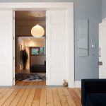 Balanceo de puertas blancas en la habitación