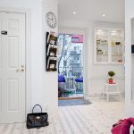 Reloj en la pared junto a la puerta