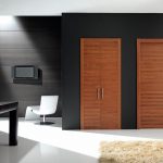 Habitación con paredes oscuras y piso blanco.