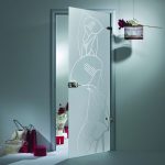 Puerta estampada en interior gris