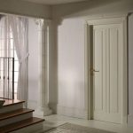 Puerta brillante en el interior