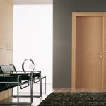 La combinación de gris y madera en el interior.