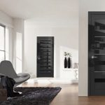 Puertas oscuras en un interior ligero de estilo Art Nouveau