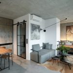 Lámparas colgantes sobre la mesa