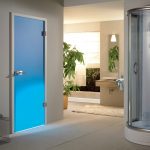 Puerta azul en una habitación luminosa