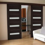 Puertas correderas oscuras en un interior brillante
