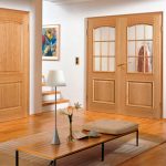 Diferentes tipos de puertas en una habitación.