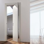 Puerta abatible en el baño