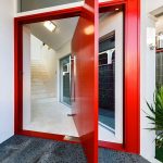 Puerta roja en un interior blanco