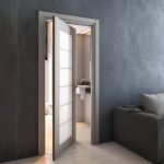 Puerta luminosa en un interior oscuro