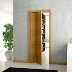 La combinación de gris y madera en el interior.