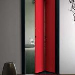 Puertas rojas en un interior gris.