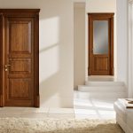 Puertas de madera maciza en un interior luminoso.