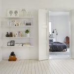 Estantes y puertas blancas en la habitación.