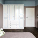 Armario blanco y puerta del dormitorio