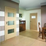 Puertas con el mismo diseño en la habitación.
