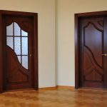Puertas oscuras en un interior brillante.