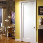 Paredes amarillas y puerta blanca en el interior.