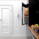 Puerta brillante en la cocina
