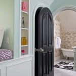 Puerta negra en el baño