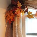 Decoración de otoño en la cortina