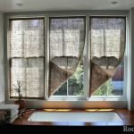Interior con cortinas de arpillera