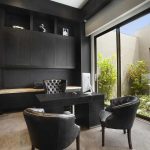 Gabinete con interior negro