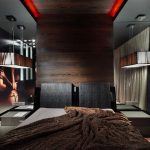 Luces rojas en el interior oscuro del dormitorio masculino