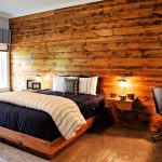 Pared de madera en el dormitorio