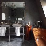 Bañera de madera en un interior gris.
