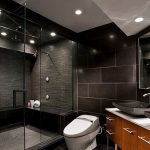 Baño de diseño oscuro