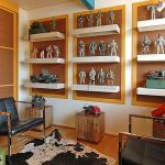 Soldados y equipo militar en los estantes de la sala.