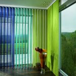 Cortinas de filamentos brillantes en la ventana.