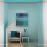 Cortinas turquesas en una habitación blanca