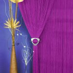 Pared azul y cortinas lilas