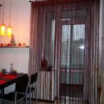 Lámparas colgantes sobre la mesa
