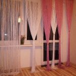 Cortinas multicolores en la ventana