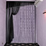 Cortinas negras en un interior blanco.