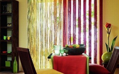 Cortinas de filamentos en un interior moderno: consejos para elegir
