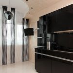 Muebles negros en la cocina.