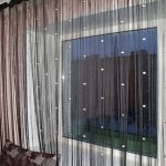 Cortinas de hilo negro con decoración.