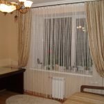 Cortinas blancas en la ventana de la sala