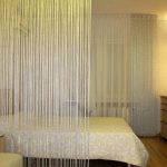 Cortinas de filamento en el dormitorio.