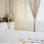 Cortinas de filamentos en el interior del dormitorio.