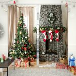 Árbol de navidad con regalos junto a la ventana