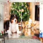 Perro en el árbol de navidad en la cortina